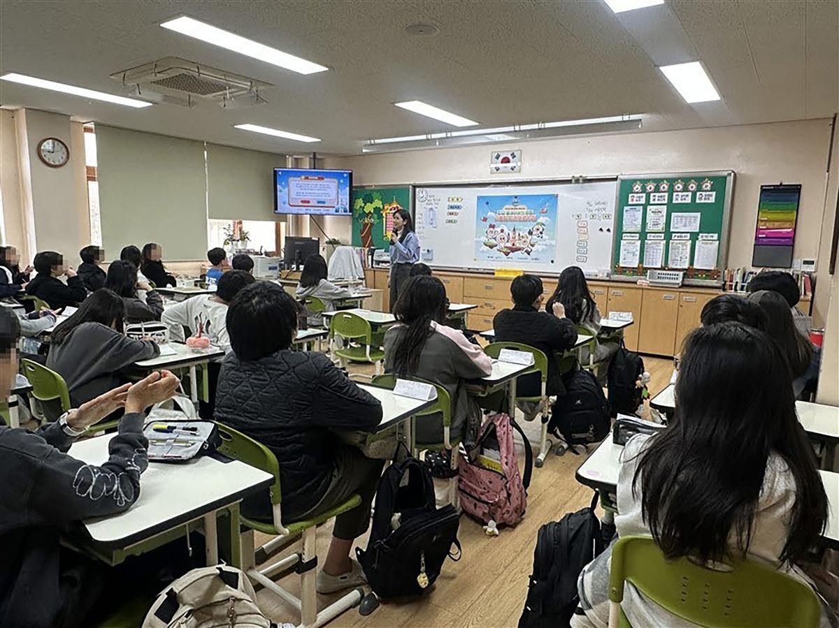 -성남시 한 초등학교에서 학생들이 청소년 게임과몰입 예방교육을 받고 있다. (사진 = 성남시)