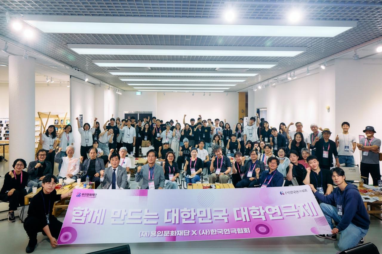 -제3회 대한민국 대학연극제 사전워크숍 현장 기념촬영 모습. (사진 = 용인문화재단)