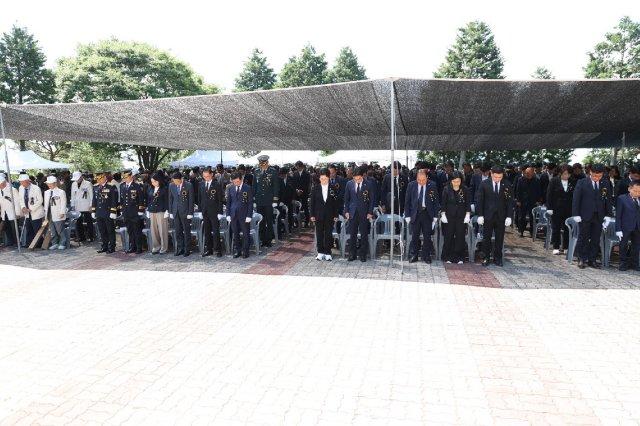 -제71회 현충일 추념식 참석자들 사이렌에 맞춰 묵념하고 있다 (사진 = 광양시청)