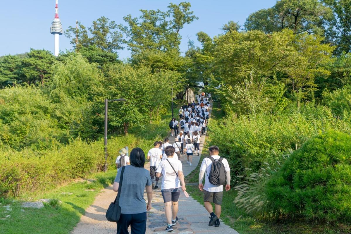 -지난 2023년 진행된 2023 N서울타워 남산 나이트워크에서 참가자들이 행사를 즐기고 있다 (사진 = cj푸드빌 제공)