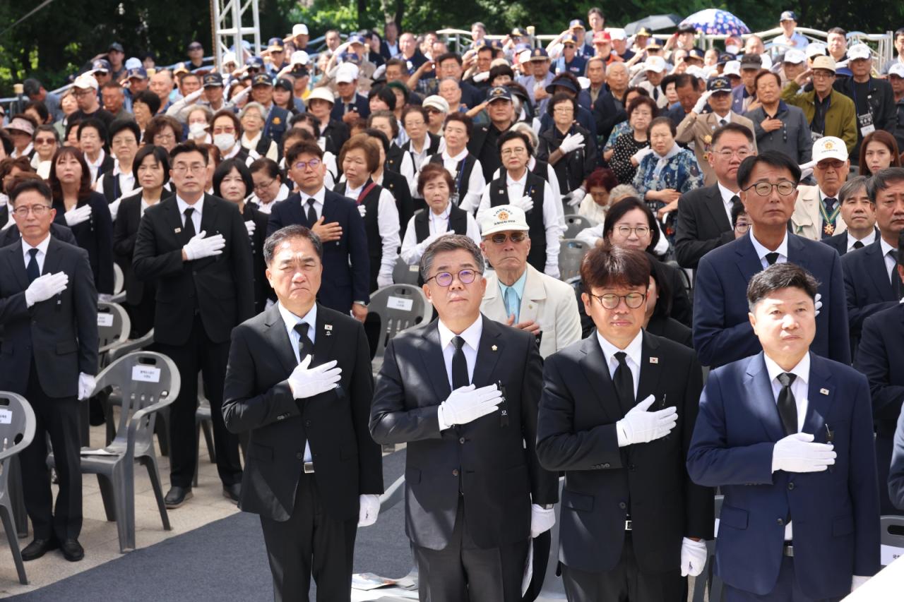 -국기에 대한 경례하는 이윤하 평택시의회 의장(앞줄 좌로부터 두 번째). (사진 = 평택시의회)