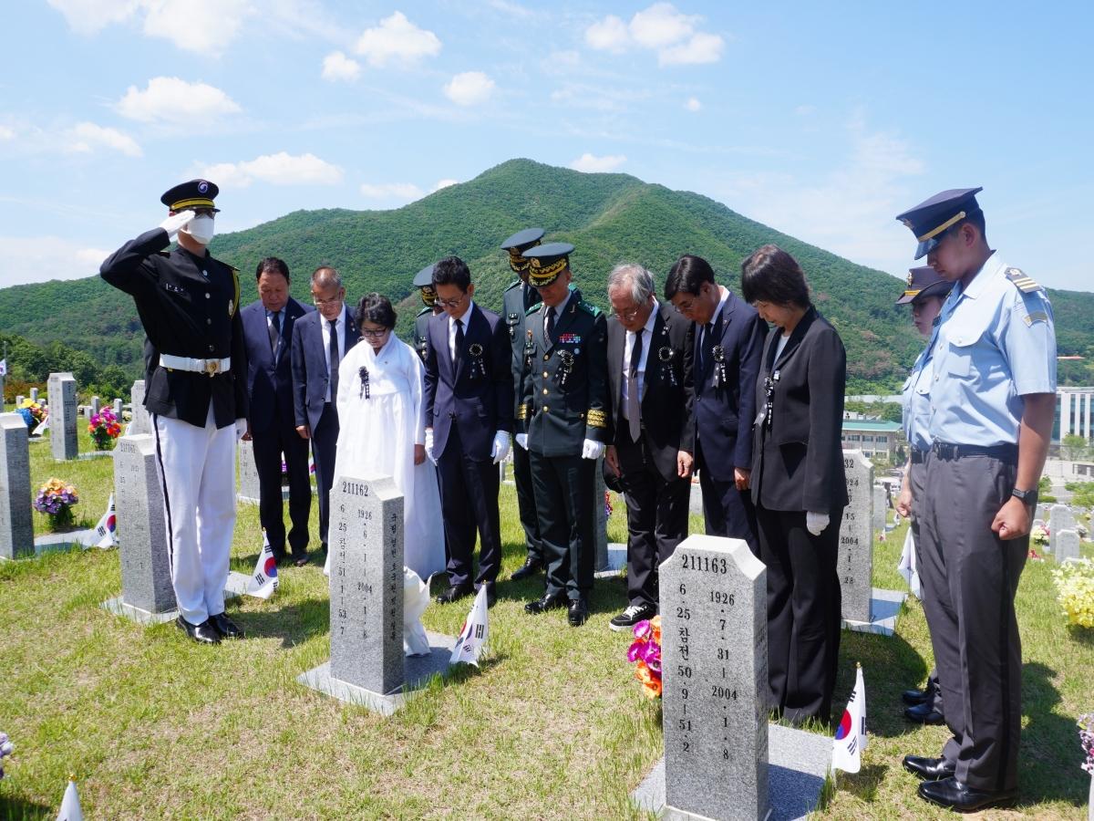 -국립영천호국원에서는 현충일인 지난 6일 오전 10시 현충문 광장에서 경상북도 주관의 제71회 현충일 추념식이 거행됐다. (사진 = 국립영천호국원)