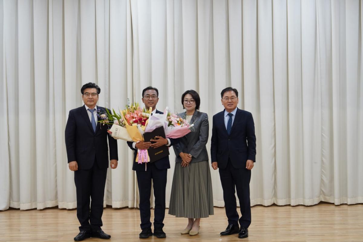 -서영학 여수시장 당선인이 전국동시지방선거 당선증 교부식에서 "여수를 대체불가한 도시로 도약시키겠다"고 밝혔다. (사진 = 서영학 사무소)