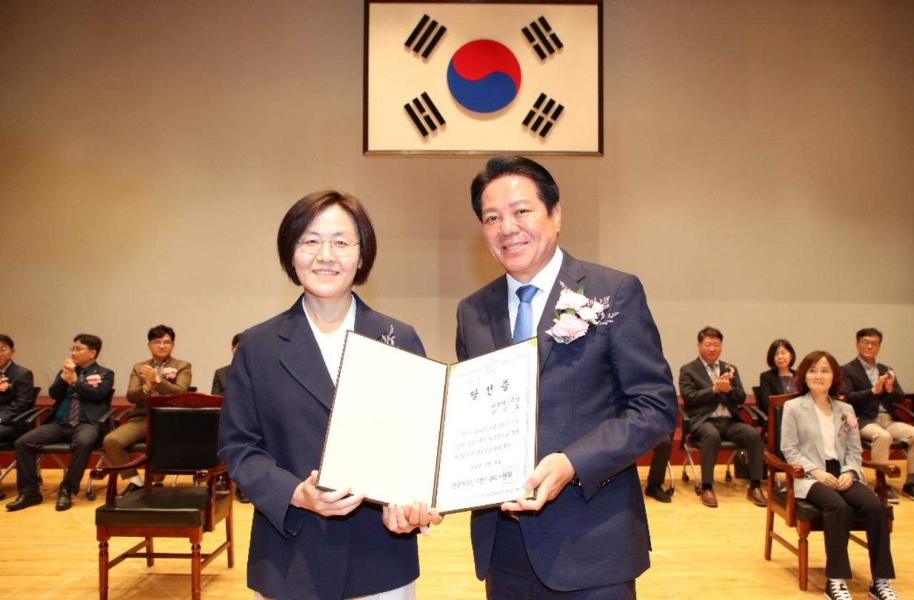 -최대호 시장이 8일 오전 11시 안양시청 별관 대강당에서 열린 2026 지방선거 당선증 교부식에서 안양시장 당선증을 수령했다. 사진 왼쪽부터 현의선 동안구선거관리위원회 위원장과