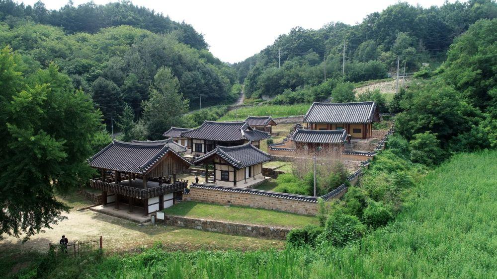 -예안향교 대성전은 종량(마루보) 위에 여러 부재를 짜맞춘 ‘공(工)자형’ 대공(지붕을 받치는 짧은 기둥)은 기교를 덜어낸 소박한 결구 방식으로 절제된 조형미가 돋보이며 조선시대 지