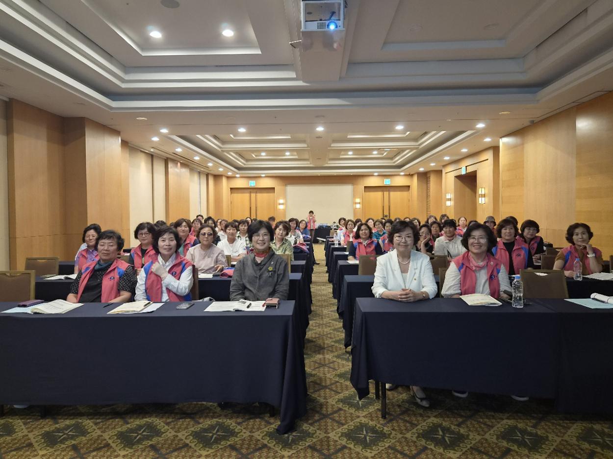 -이번 교육은 생활개선회의 정체성 확립과 조직 활성화를 위한 여성지도자의 역량을 강화하고 선진 농업기술 및 농촌자원 활용 우수사례를 벤치마킹해 지역사회 발전을 선도하는 여성농업인 리