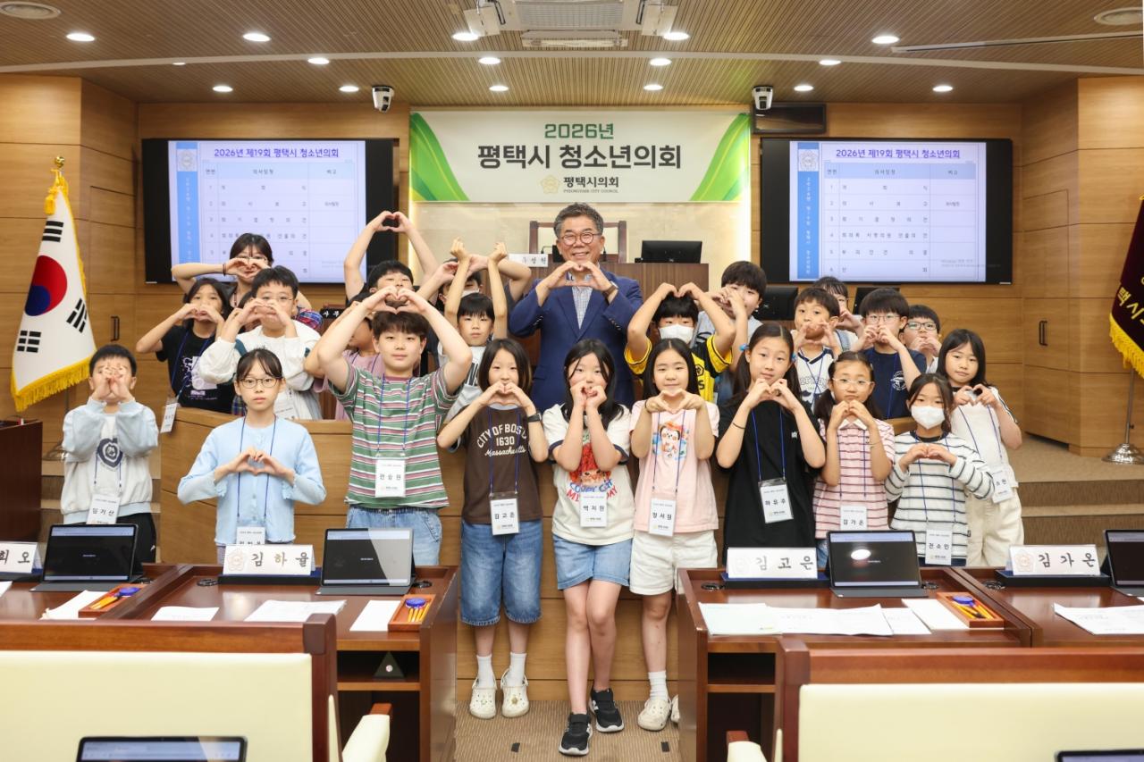 -청소년의회를 체험한 종덕초등학교 학생들 기념촬영 모습. (사진 = 평택시의회)