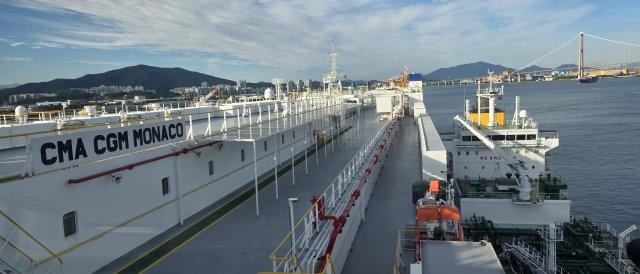 [NSP NEWS Image]여수광양항, 자동차 선적 작업 중 LNG 연료 공급 완료…친환경 항만 경쟁력 강화
