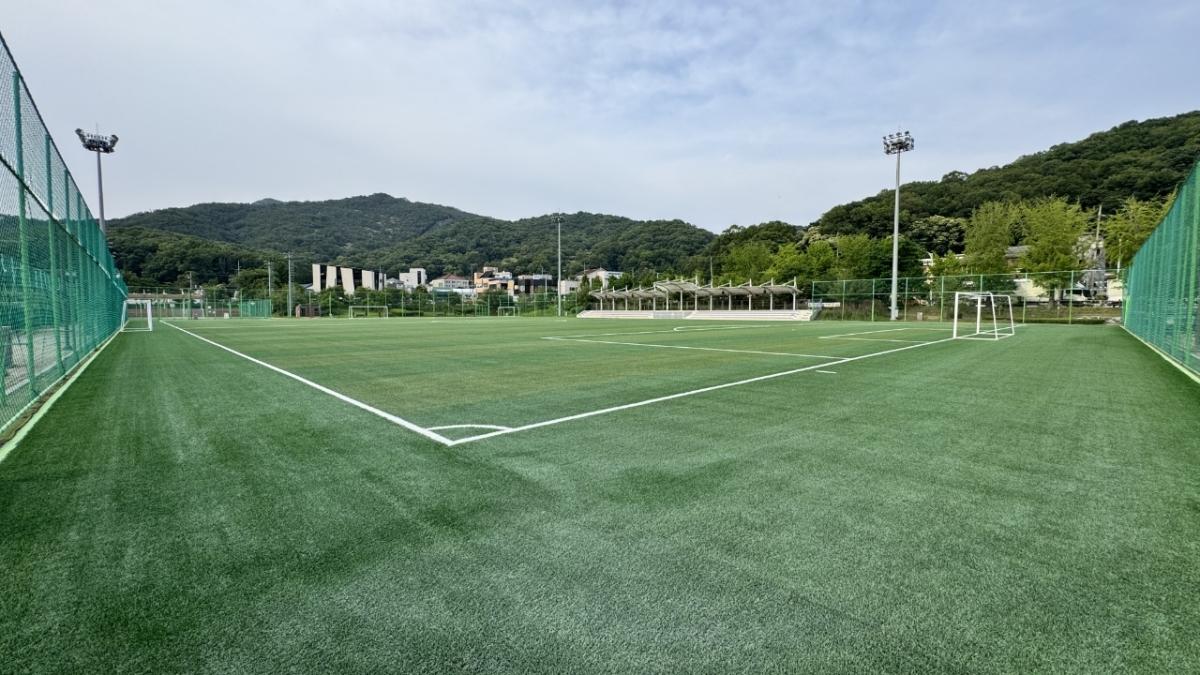 -인조잔디 교체 공사를 마치고 새단장한 안양 비산체육공원 축구장. (사진 = 안양시)