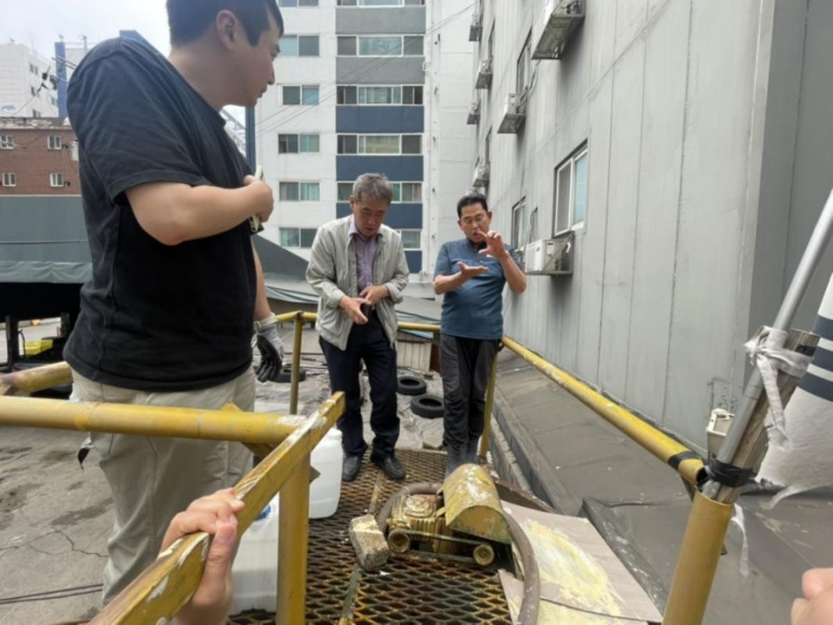 -안양시가 경기녹색환경지원센터와 함께 4일 만안구 안양동의 한 사업장을 방문해 신고된 폐수처리 계통도와 실제 운영현황을 비교분석하며 개선방안에 대한 기술지원을 하고 있다. (사진 =