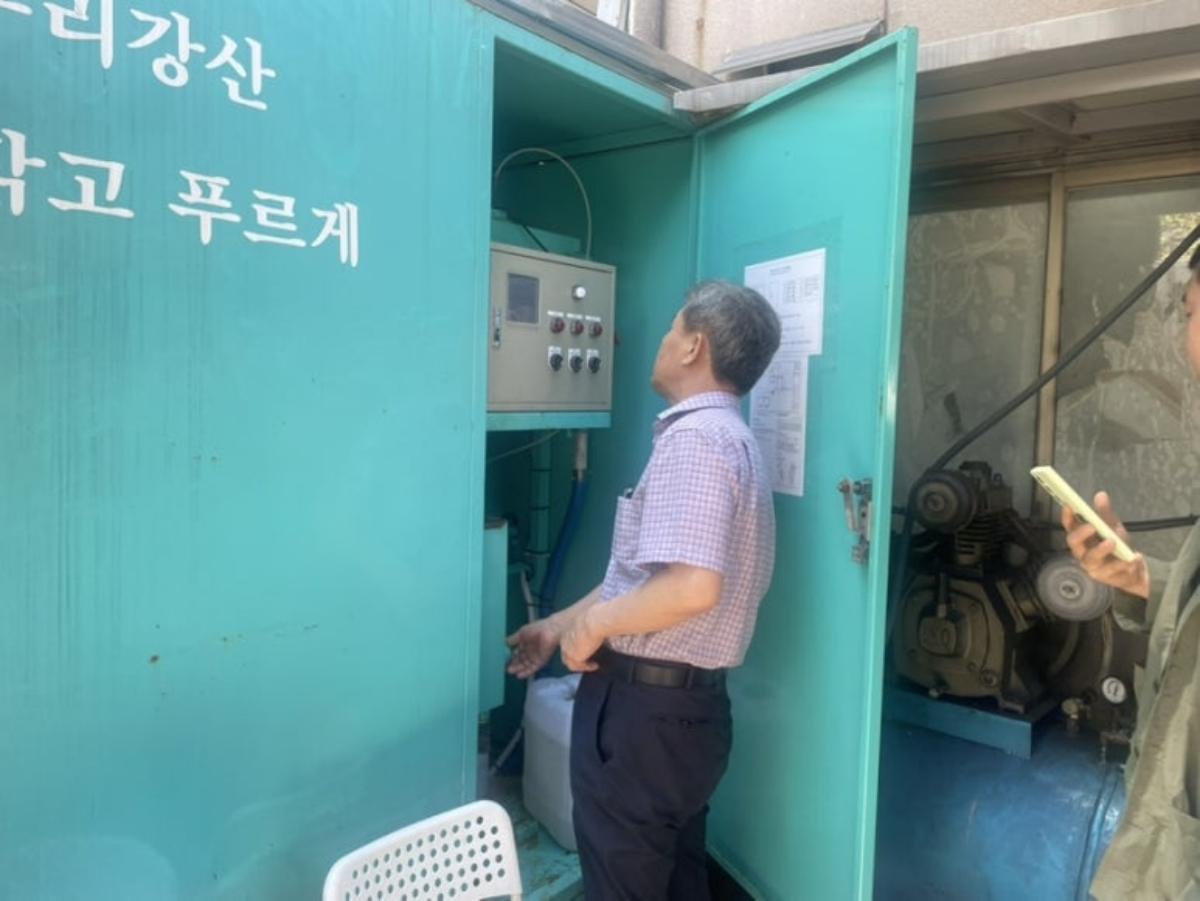 -안양시가 경기녹색환경지원센터와 함께 5일 동안구 관양동의 한 사업장을 방문해 약품 투입량 및 운영조건의 적정관리에 대한 기술지원을 하고 있다. (사진 = 안양시)
