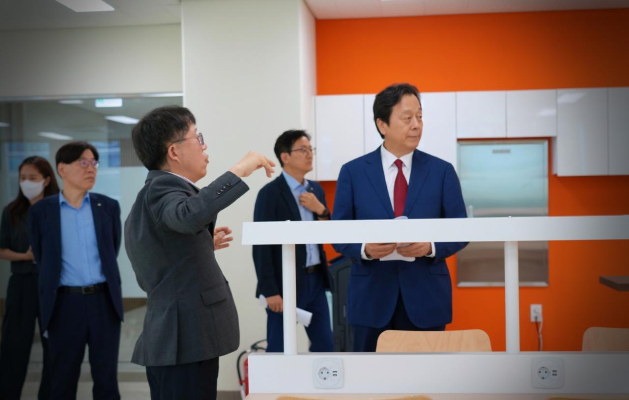-이주연 성남산업진흥원 신임 원장이 성남기후테크지원센터 산업현장을 방문해 점검에 나서고 있는 모습. (사진 = 성남산업진흥원)