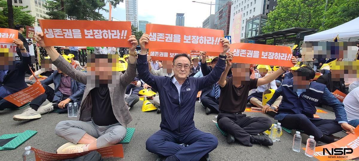 -송치영 소상공인 연합회장이 생존권을 보장하라는 피켓을 들어 보이고 있다. (사진 = 강은태 기자)