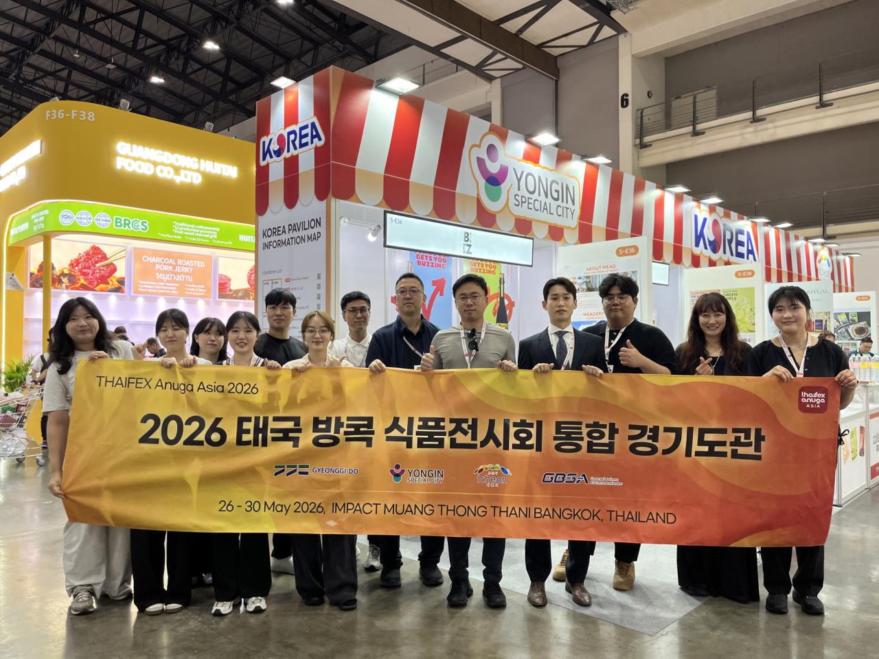 -용인 지역 중소기업 관계자들이 태국 방콕 식품 전시회에서 기념사진 촬영을 하고 있다. (사진 = 용인특례시)