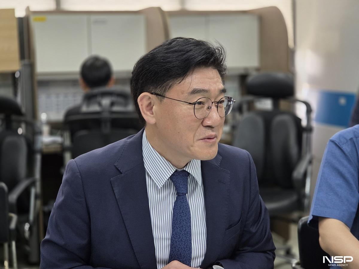 -김재준 군산시장 당선인이 9일 군산시청 브리핑룸에서 기자회견을 하고 있다. (사진 = 김광석 기자)