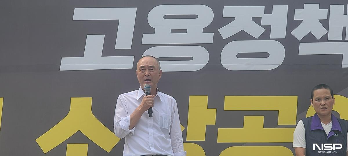 -삭발을 마친 김미연 CU 가맹점주연합회 회장(우)이 지켜보는 가운데 삭발한 송치영 소상공인연합회장(좌)이 발언하고 있다. (사진 = 강은태 기자)