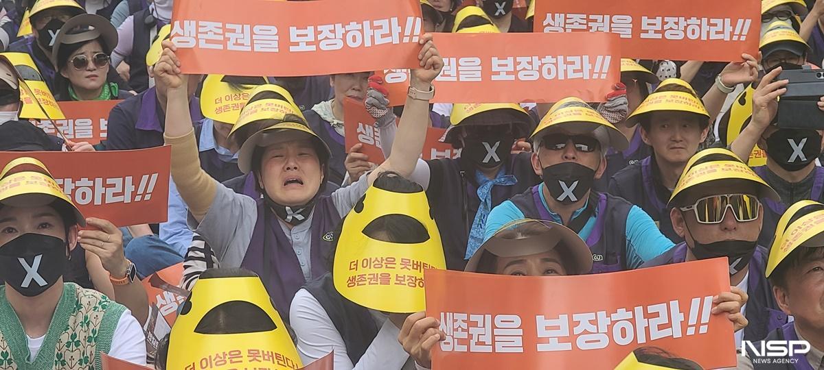 -삭발식이 거행되는 동안 청중적에서 안타까운 탄성이 나오고 있다. (사진 = 강은태 기자)