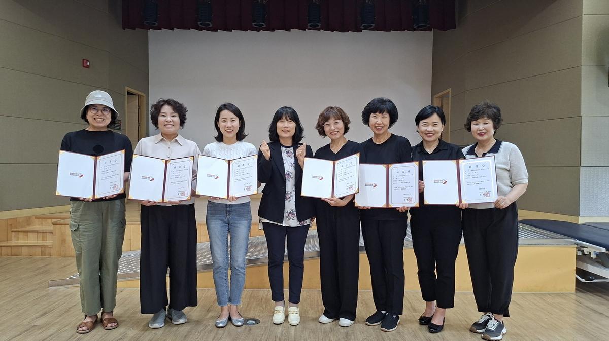 -8일 신규 금연지도원들이 기념촬영을 하는 모습. (사진 = 오산시)