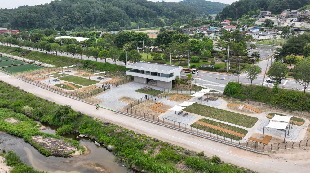 -영주 한정공원 옆 서천둔치에 조성된 반려동물 놀이터는 반려견이 목줄 없이 자유롭게 뛰어놀 수 있는 공간으로 반려인과 시민들이 함께 이용할 수 있는 휴식·여가 공간으로 마련됐다. (