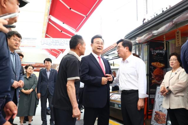 [NSP NEWS Image]김성제 의왕시장·김동연 도지사, 의왕도깨비시장 ‘아케이드 준공 현장’ 합동 점검