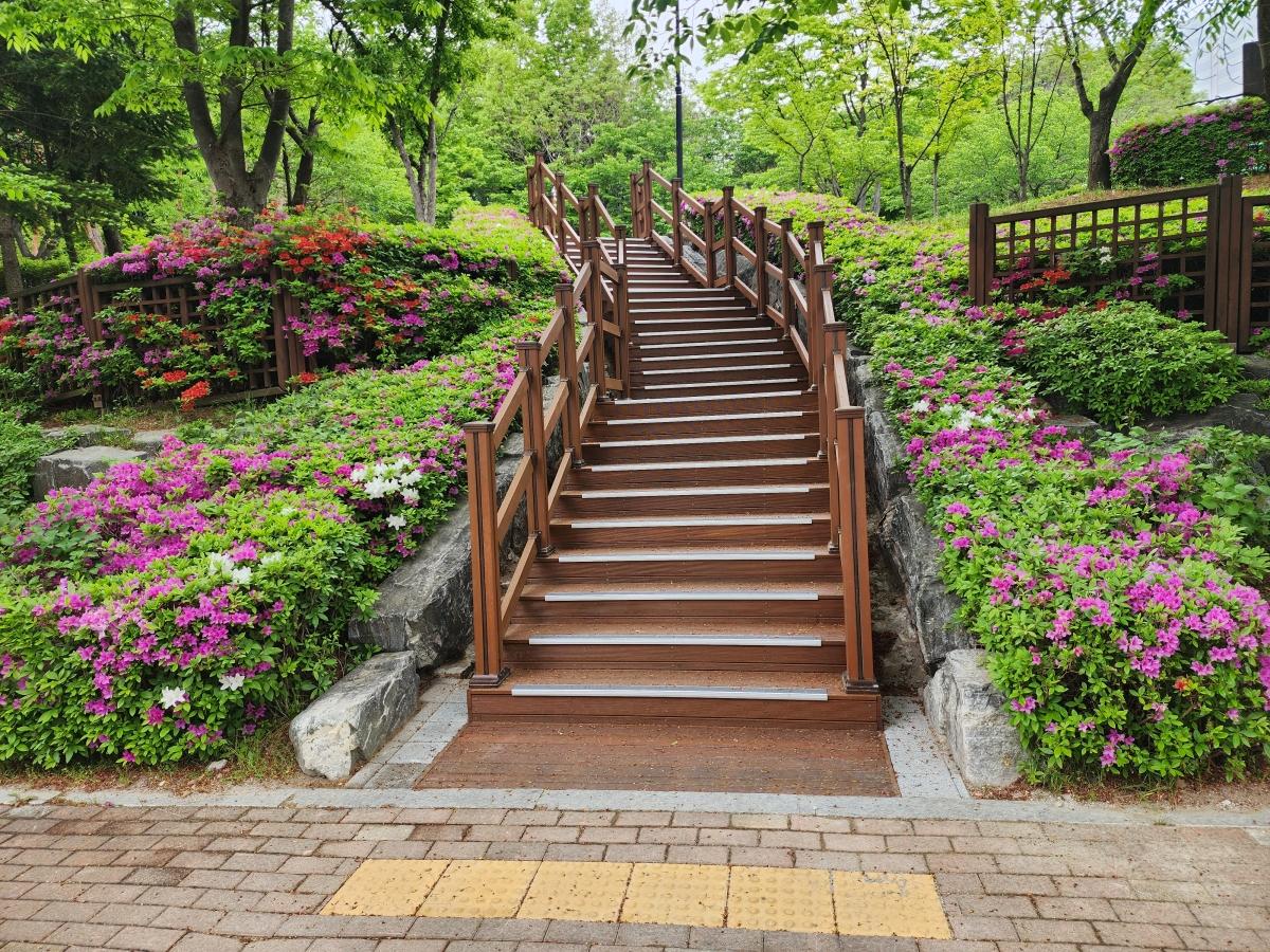 -용인특례시가 기흥구 공세동 버들어린이공원과 신갈동 도현어린이공원에 휴게시설과 맨발길 등을 조성했다. 사진은 버들어린이공원. (사진 = 용인특례시)