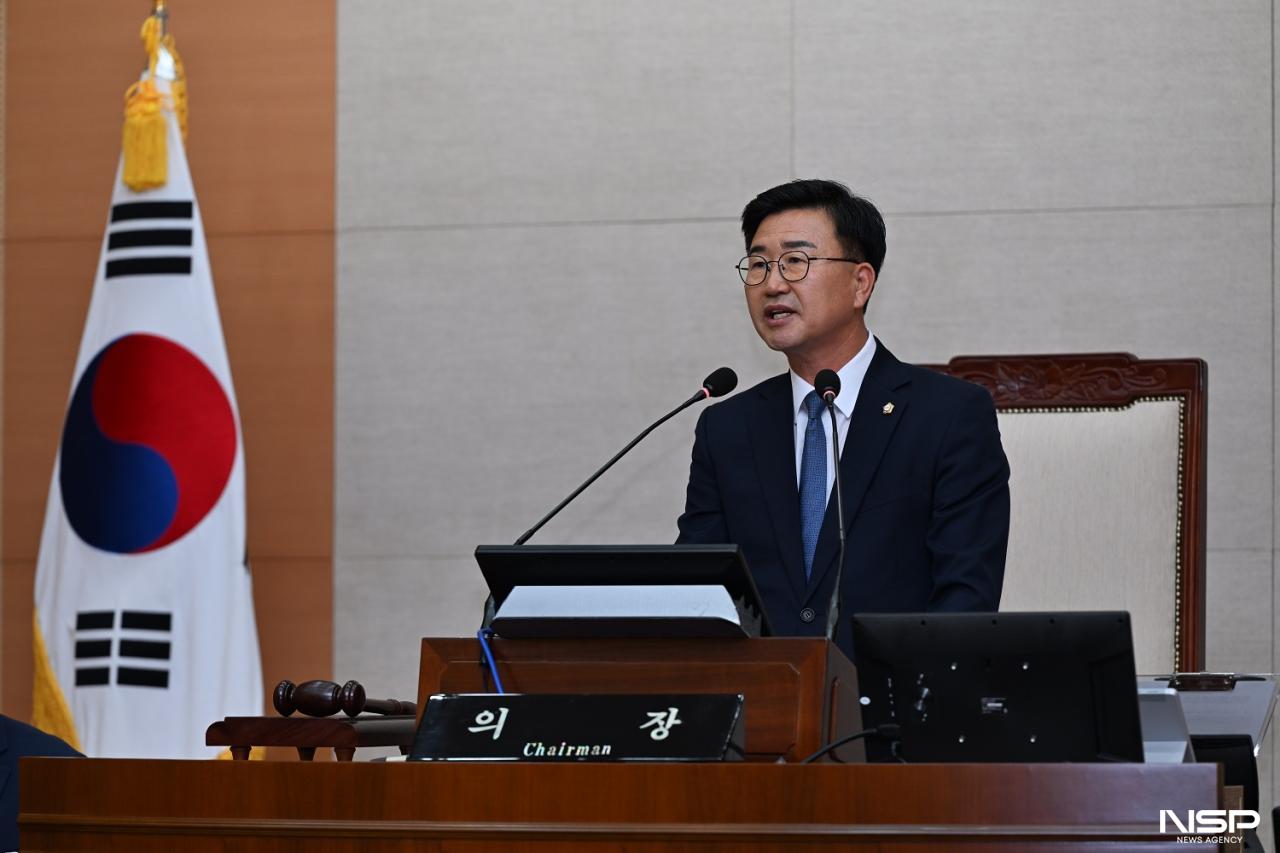 -유의식 완주군의회 의장이 10일 열린 마지막 임시회에서 개회사를 하고 있다. (사진 = 완주군의회)