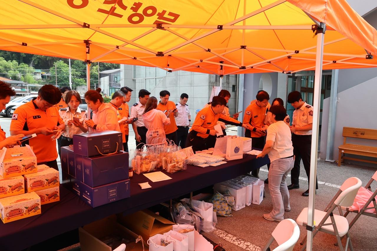 -담양군이 지난 9일 담양소방서와 함께 고서119안전센터를 방문해 ‘찾아가는 고향사랑기부 홍보 캠페인’을 전개하고 있다. (사진 = 담양군)