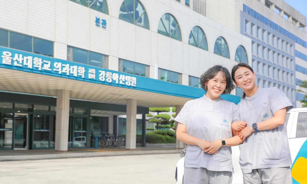 -좌측부터 강릉아산병원 가정간호사업실 박강륜 대리와 주혜원 주임 모습. (사진 = 강릉아산)