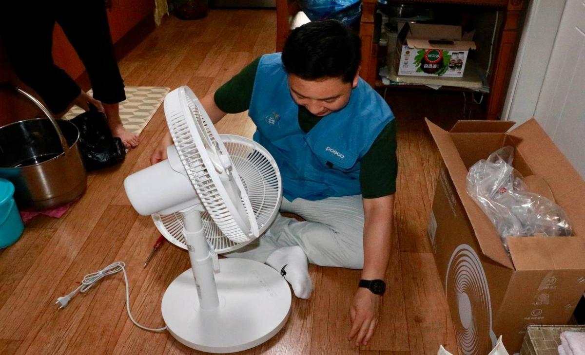 -포스코 포항제철소 임직원들이 본격적인 여름 무더위를 앞두고 지난 9일 제철소 인근 이웃들을 찾아 선풍기와 생필품을 전달하는 ‘둘이서 한마음 우리끼리 봉사활동’을 펼쳤다. (사진 =