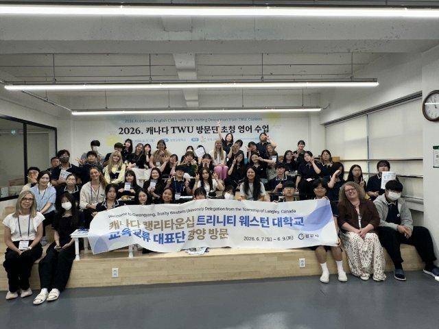 -트리니티 웨스턴대 대표단 광영고등학교 방문 (사진 = 광양시청)