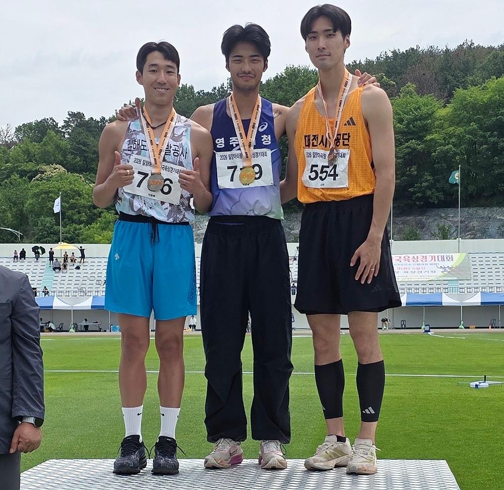 -영주시청 육상팀 밀양아리랑 전국육상경기대회 금빛 도약, 남자일반부 높이뛰기 박순호, 세단뛰기 천영수 나란히 우승, 올해 1월 부임한 조현진 코치 지도 아래 필드 종목서 맹활약 (사