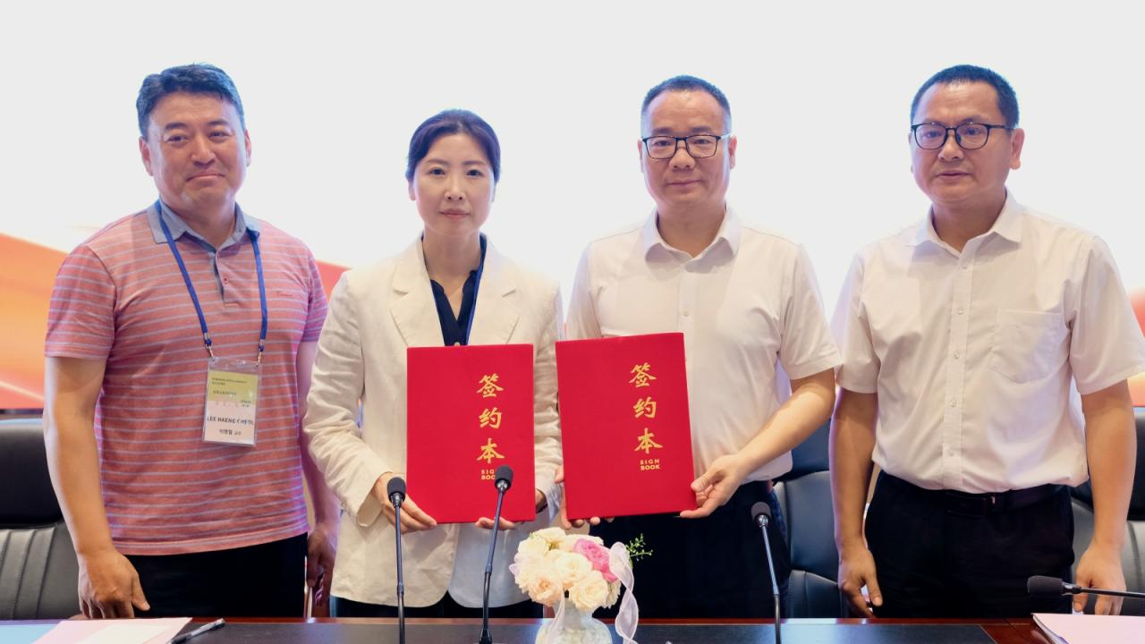 -신소희 교수(왼쪽 두번째)가 양교 간 업무협약(MOU) 체결 가운데 협력 기념촬영을 하고 있다. (사진 = 원광디지털대)