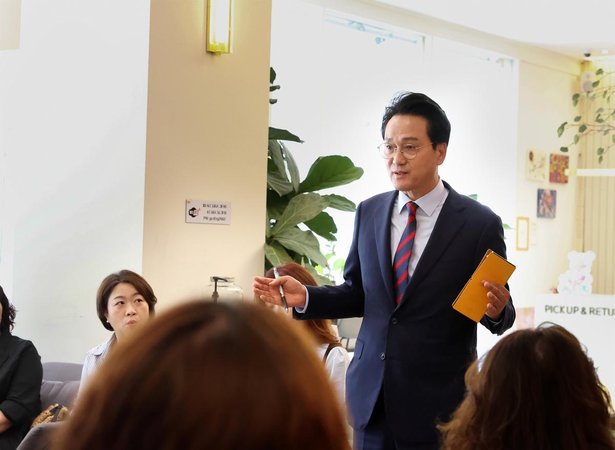 -10일 안민석 경기도교육감 당선인이 고양 소재 카페에서 열린 ‘경기교육대전환 경청투어’ 교육간담회에서 학부모들과 의견을 나누고 있다. (사진 = 안민석안심캠프)