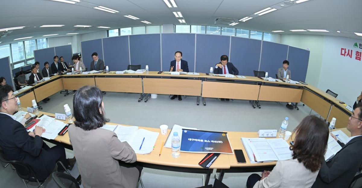 -추경호 대구광역시장 당선인은 출범 직후 2일동안 아침부터 밤늦도록 고강도의 실·국 업무보고를 받았다. (사진 = 추경호 대구시장 인수위원회)