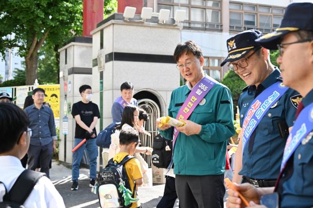 [NSP NEWS Image]안산시, 관산초서 ‘등굣길 범죄예방 및 교통안전 합동캠페인’ 실시