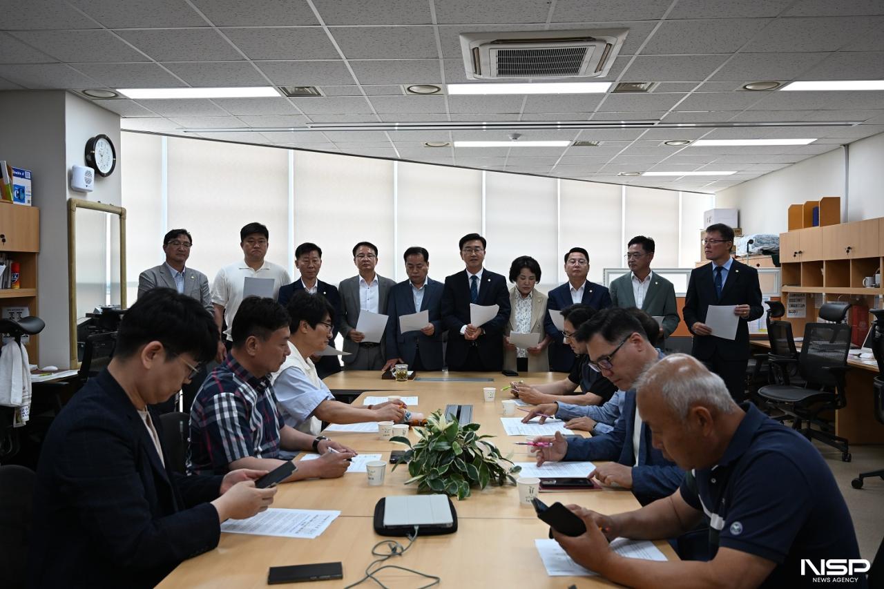 -완주군의회 의원들이 11일 완주군청 브리핑룸에서 기자회견을 통해 이원택 전북특별자치도지사 당선인의 ‘임기 내 완주·전주 통합 추진 중단’ 선언에 대해 공식 환영 입장을 밝히고 있다