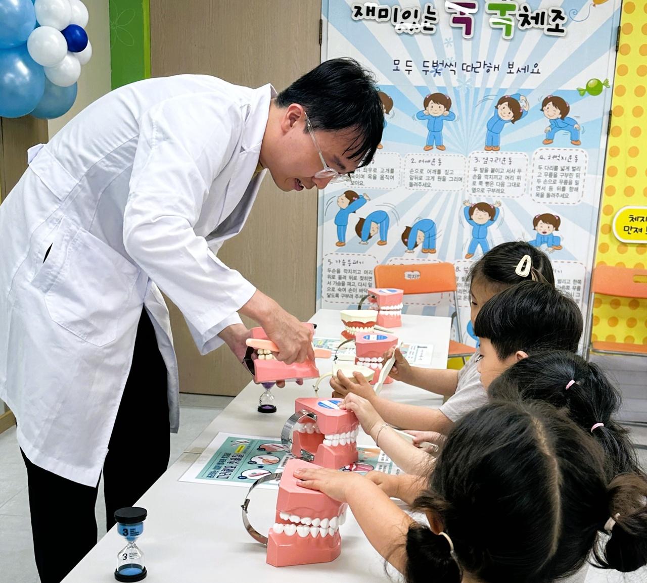 -장성군이 제81회 구강보건의 날을 맞아 어린이들에게 구간보건 교육을 하고 있다.. (사진 = 장성군)