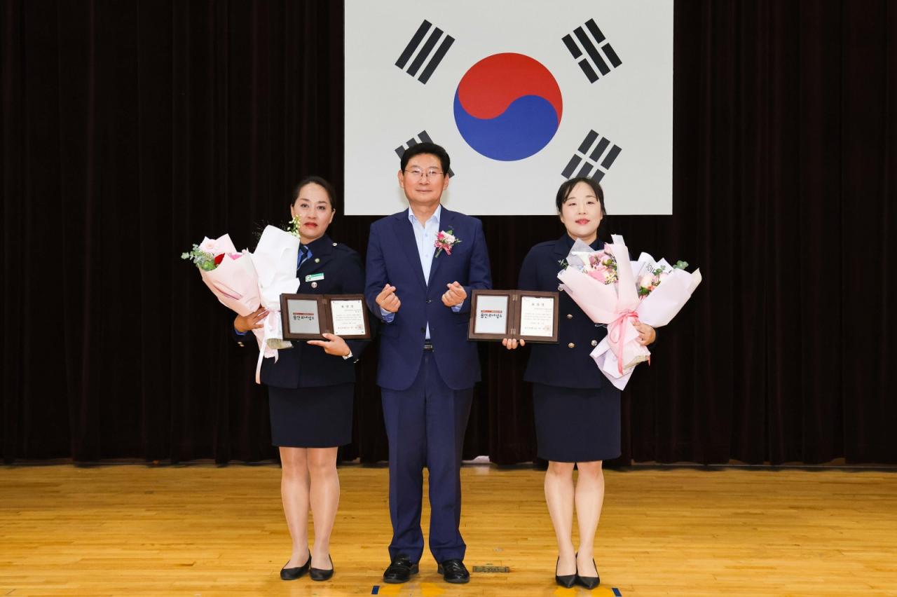 -이상일 용인특례시장이 녹색어머니회 발대식에서 최영미 수석부회장, 김상미 총무와 기념촬영을 하고 있다. (사진 = 용인특례시)