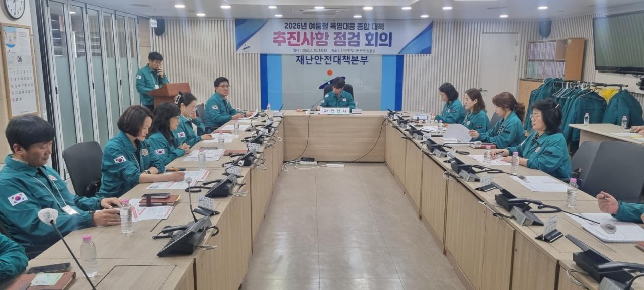 -허남석 부시장이 10일 시청 재난안전상황실에서 열린 ‘2026년 여름철 폭염 대응 종합대책 점검회의’를 주재하고 있다. (사진 = 안산시)