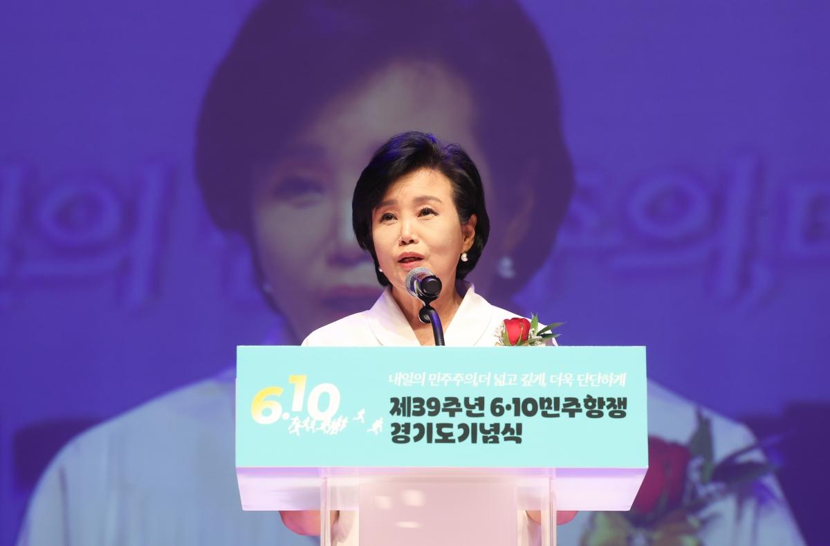 -정윤경 경기도의회 부의장이 10일 수원 빛누리아트홀에서 열린 ‘제39주년 6·10 민주항쟁 경기도기념식’에서 축사를 하고 있다. (사진 = 정윤경 의원실)