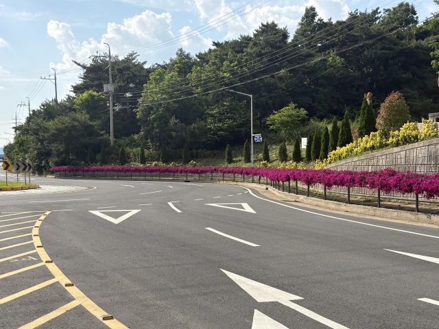 [NSP NEWS Image]곡성군,  곡성IC 진입부 꽃화분 설치 눈길