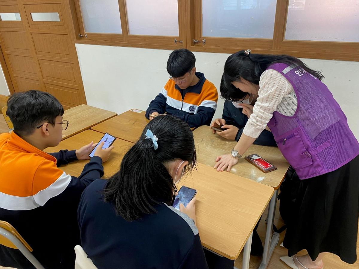 -지난해 진행된 실천학교 AI활용 어르신 장수 사진 만들기 봉사활동 모습. (사진 = 안양시)