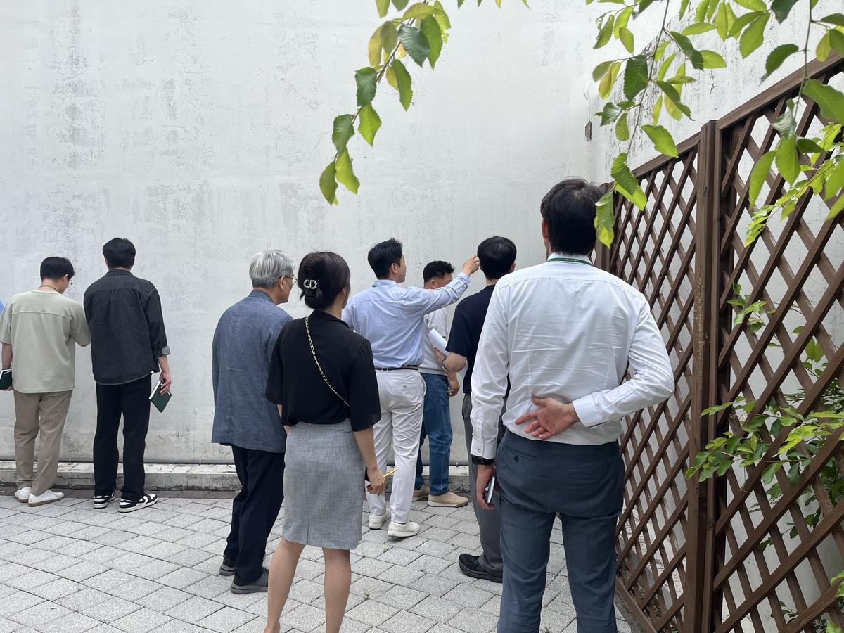-9일 화성도시공사와 청렴시민옴부즈맨이 공공시설물 안전관리 실태를 점검하는 모습. (사진 = 화성도시공사)