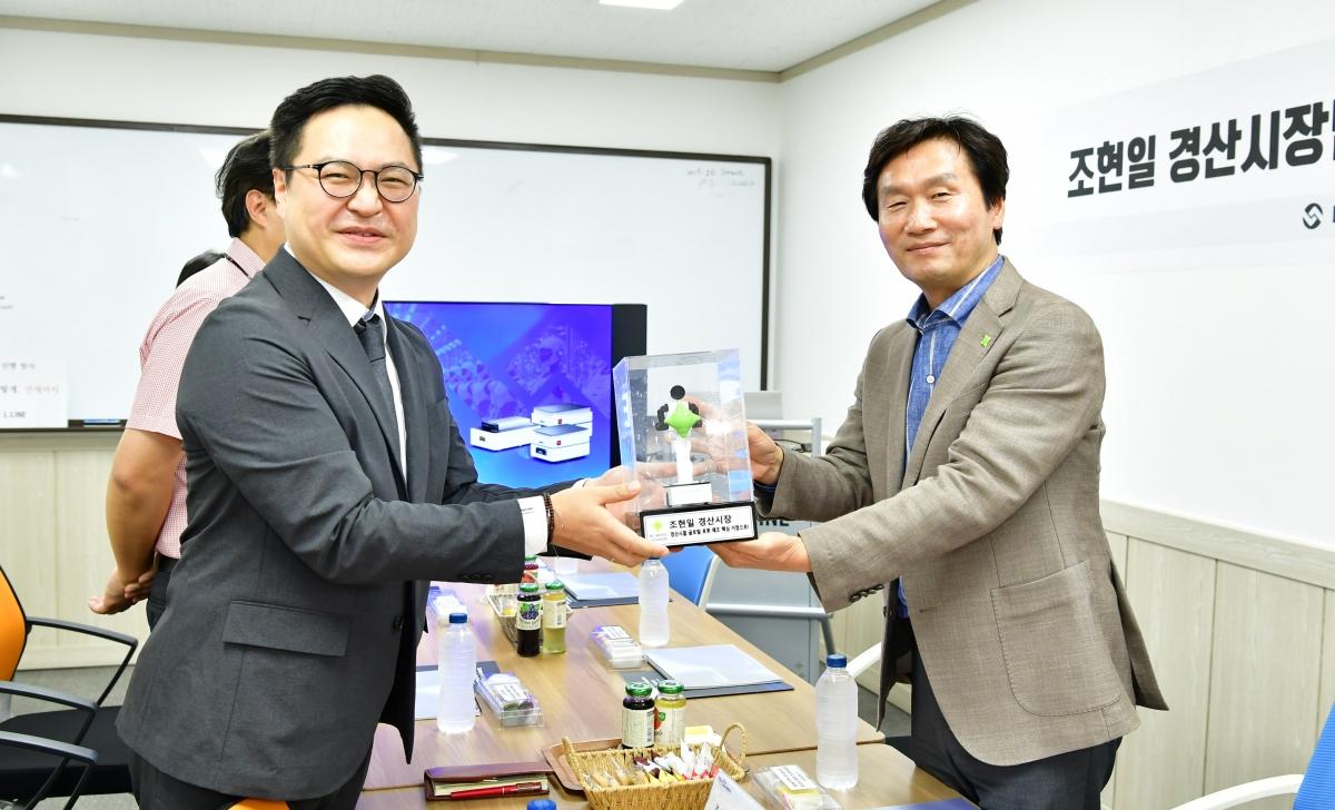 -조현일 시장은 지난 11일 지역 기업인 엘라인과 효림산업을 차례로 방문해 기업 현장의 목소리를 직접 청취하는 자리를 가졌다. (사진 = 경산시)