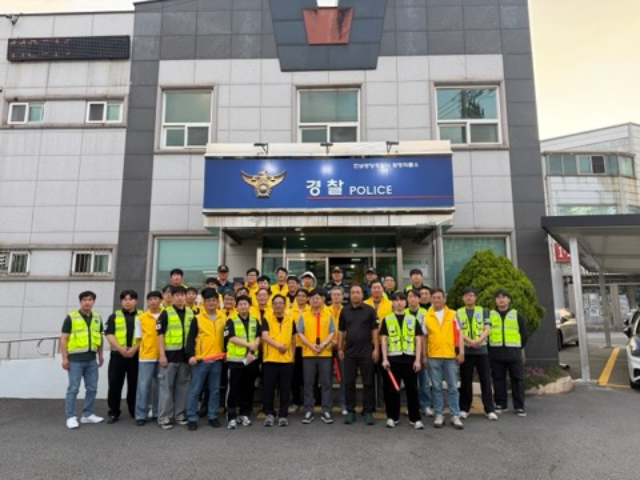 -광영자율방범대, 포스코 GYR테크 직원들 학교주변 및 통학로 일대에서 합동순찰과 범죄예방 캠페인 참석자 기념 찰영 (사진 = 광양경찰서)
