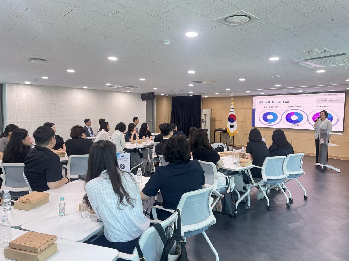 -경상북도교육청은 12일 포항시에 있는 경상북도교육청 수학문화관에서 ‘2026 정책혁신아카데미 기본과정 따뜻한교육전문가과정 10기’의 대여정을 마무리하는 최종 발표회와 수료식을 개최