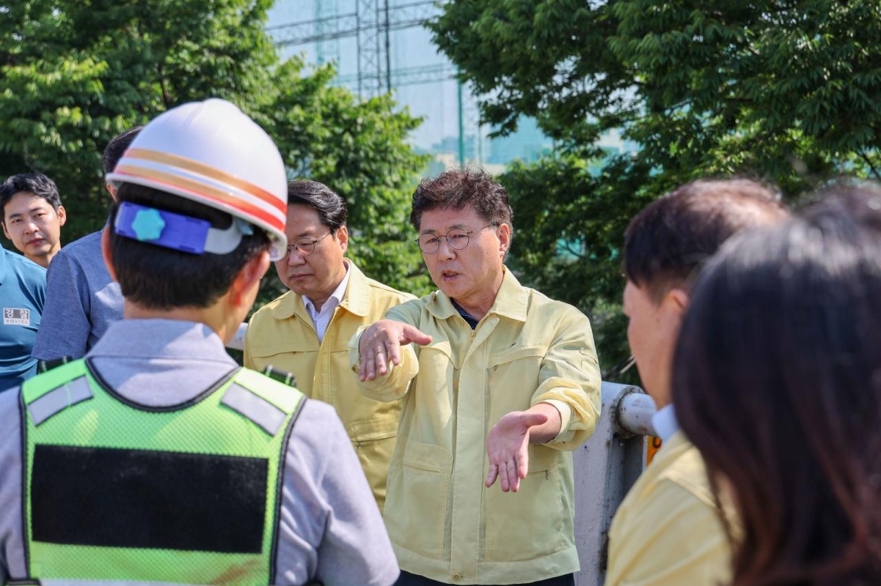 -한대희 군포시장 당선인이 시 관계자들과 함께 금정고가 긴급 보수 현장을 점검하고 있다. (사진 = 군포시)