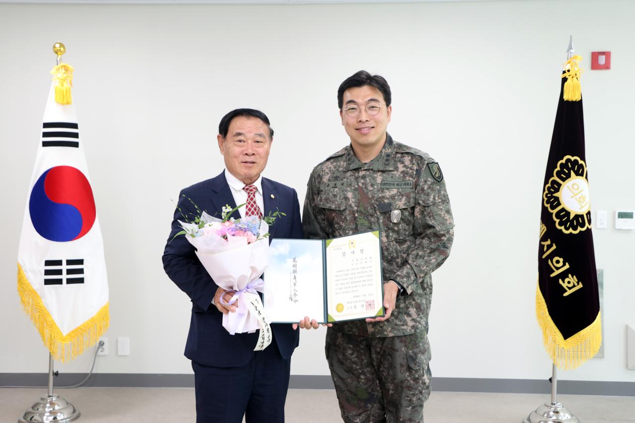 -12일 이재식 수원시의회 의장(왼쪽)이 의회 세미나실에서 육군 제51보병사단 관계자로부터 감사패를 전달받은 뒤 기념촬영을 하고 있다. (사진 = 수원시의회)