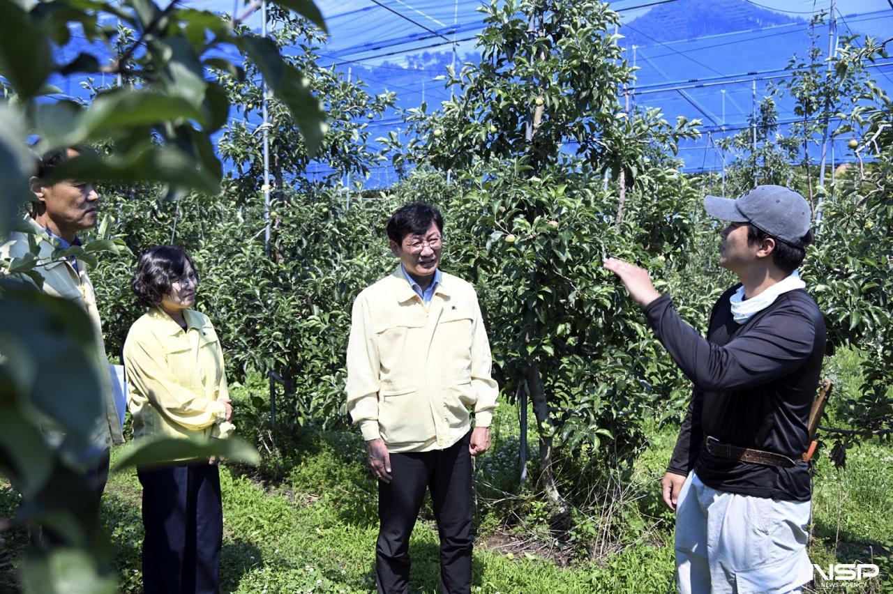 -최훈식 장수군수가 사과 농가를 찾아 사과 생육 상황을 점검하고 미래 과수산업 육성을 위한 시설 운영 현황을 살폈다. (사진 = 장수군)