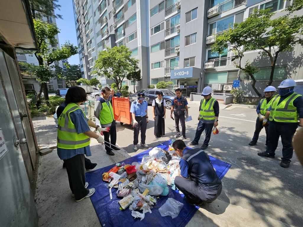 -의왕시가 지역내 공동주택을 대상으로 2분기 종량제 봉투 샘플링 검사를 실시하고 있다. (사진 = 의왕시)